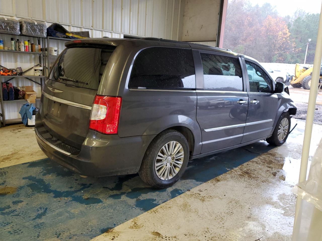 Chrysler Minivan Touring L Image 2