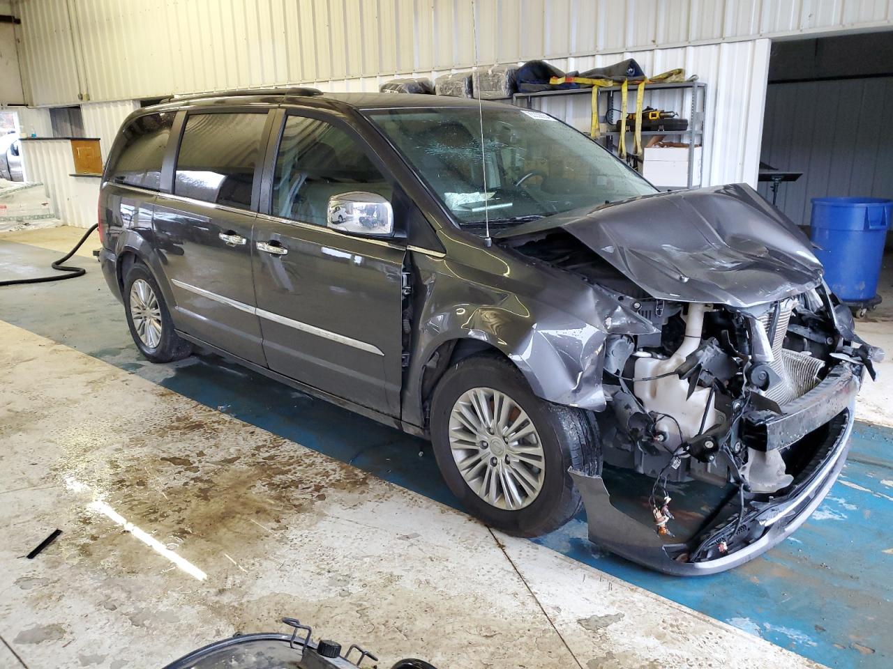 Chrysler Minivan Touring L Image 3