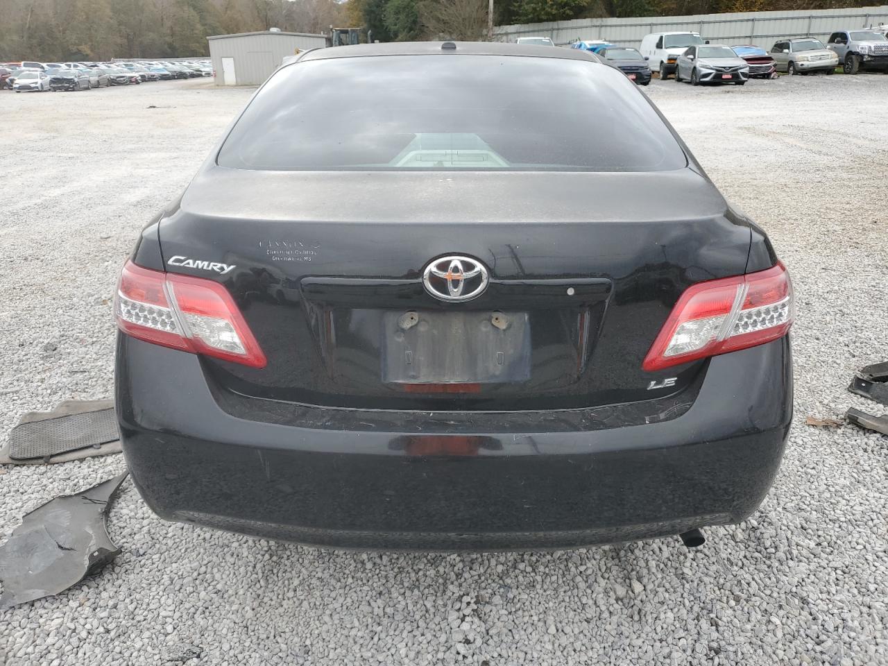 Toyota Camry Base Image 9