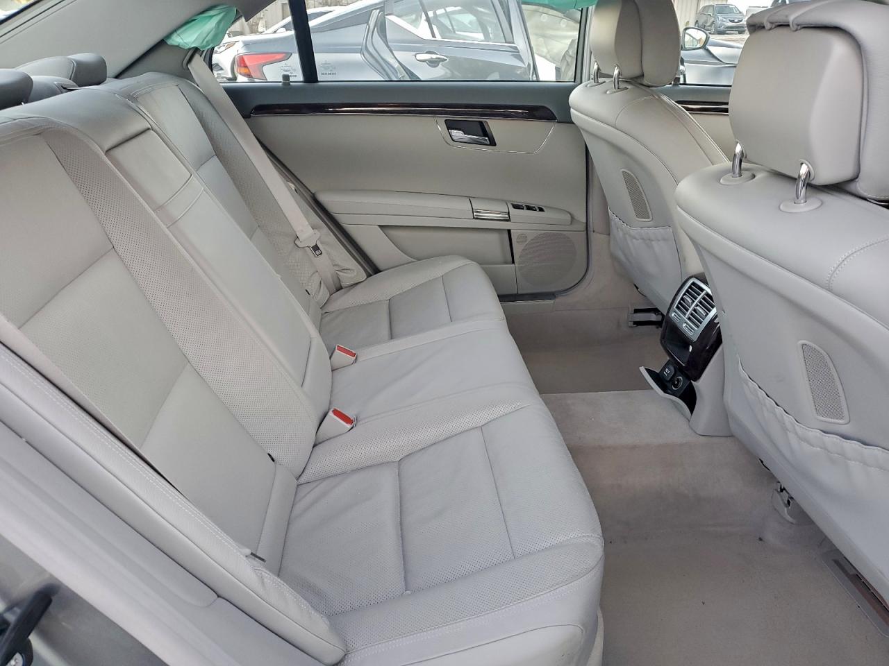 Mercedes-Benz S-Class 550 Image 4