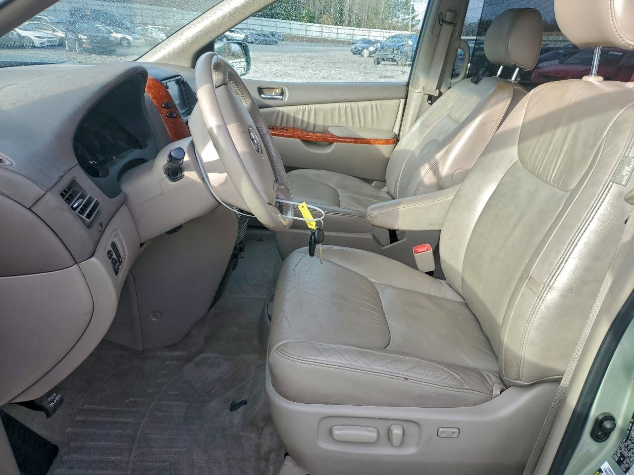 Toyota Sienna Xle Image 8