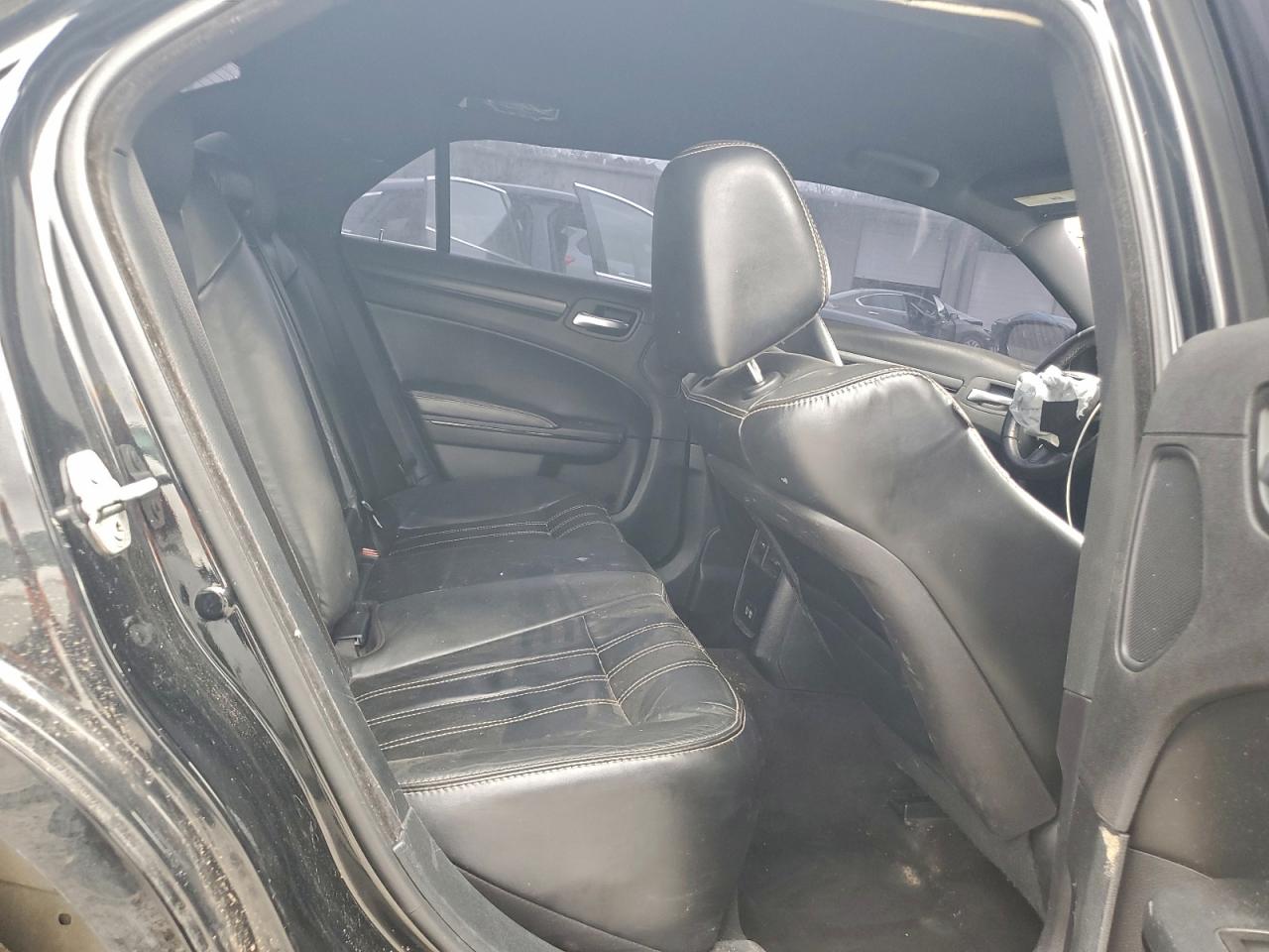 Chrysler 300 S Image 3