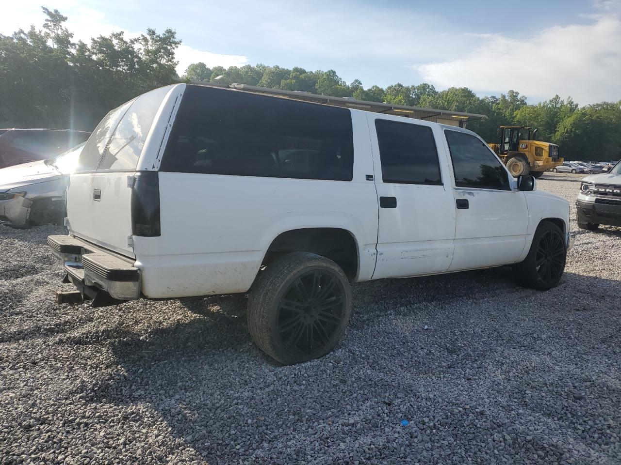 Chevrolet Suburban C1500 Image 2