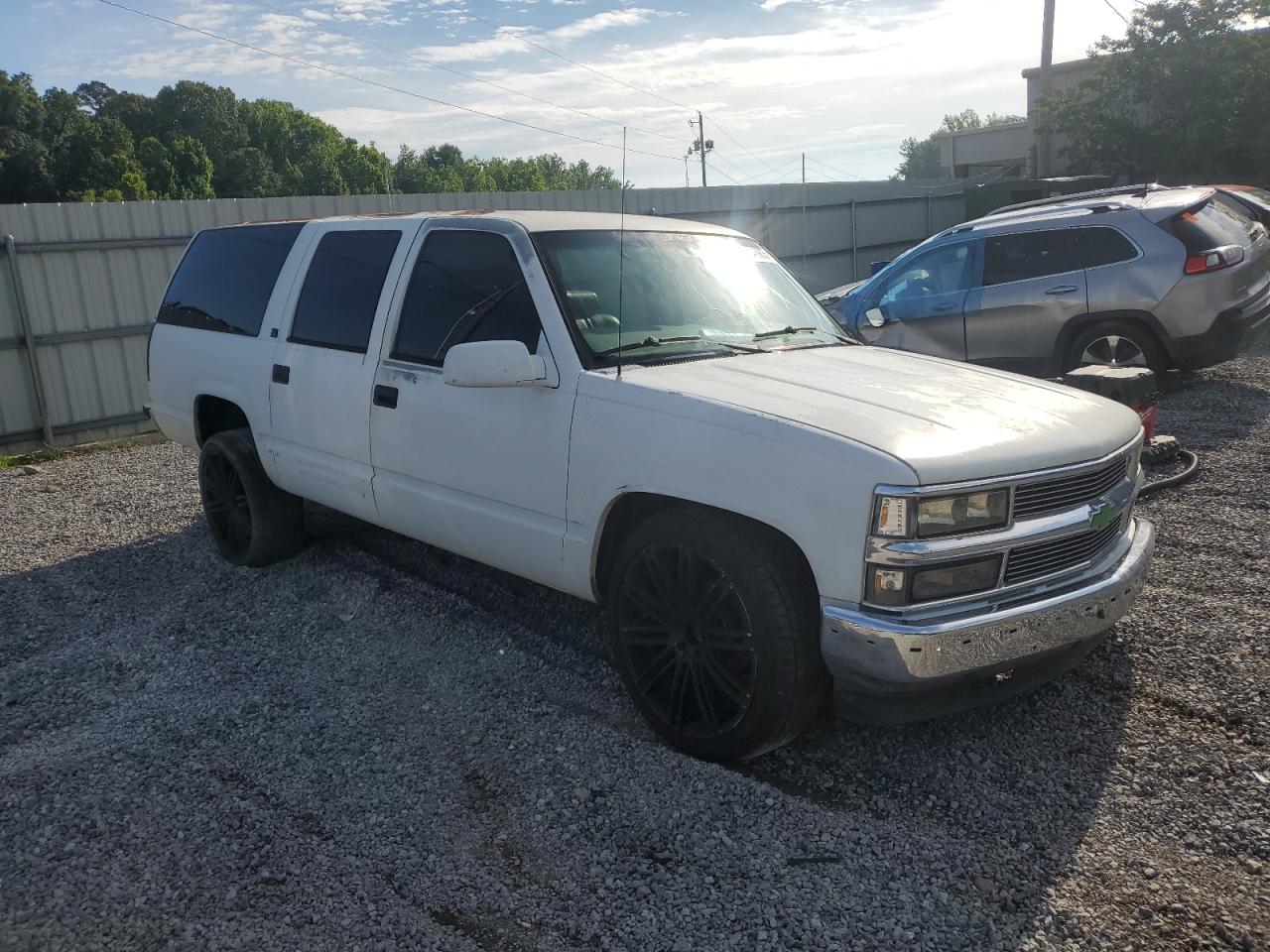 Chevrolet Suburban C1500 Image 4