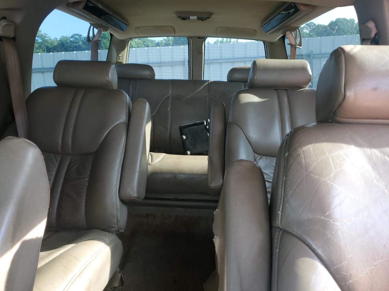 Chevrolet Suburban C1500 Image 9