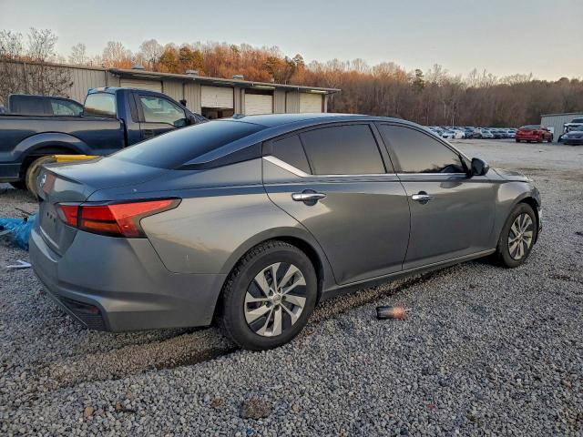 Nissan Altima S Image 11