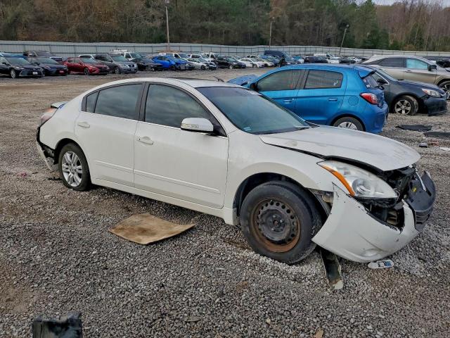 Nissan Altima Base Image 8