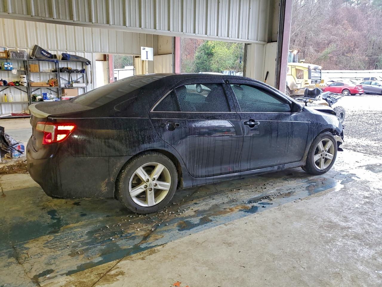 Toyota Camry L Image 3